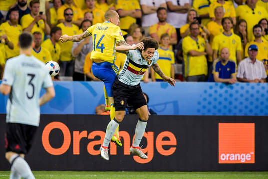 Sveriges Victor Nilsson Lindelöf i nickduell med Belgiens