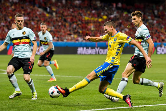 Sveriges Marcus Berg utmanar Belgiens Thomas Vermaelen och