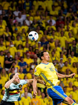 Sveriges Zlatan Ibrahimovic och Belgiens Thomas Vermaelen i