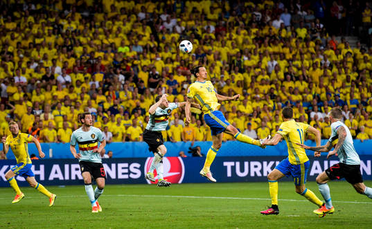 Sveriges Zlatan Ibrahimovic och Belgiens Thomas Vermaelen i