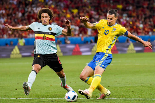 Belgiens Axel Witsel och Sveriges Zlatan Ibrahimovic i
