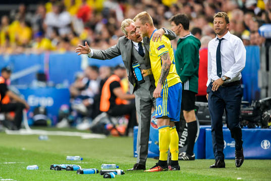 Sveriges förbundskapten Erik Hamrén ger instruktioner