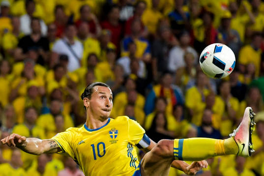 Sveriges Zlatan Ibrahimovic i fotbollsmatchen mellan