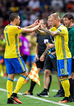 Sveriges Marcus Berg byts ut till förmån för John