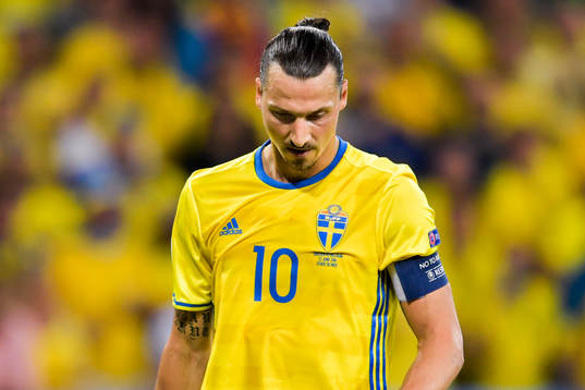 Sveriges Zlatan Ibrahimovic deppar i fotbollsmatchen mellan