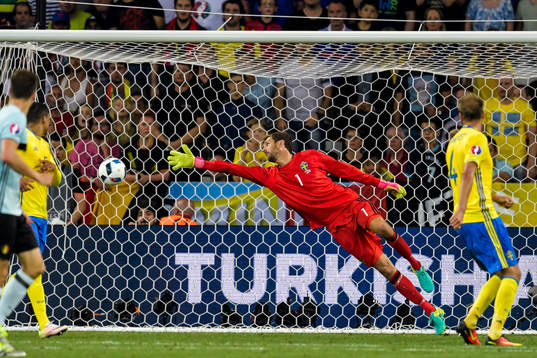 Sveriges målvakt Andreas Isaksson släpper in 0-1 målet i