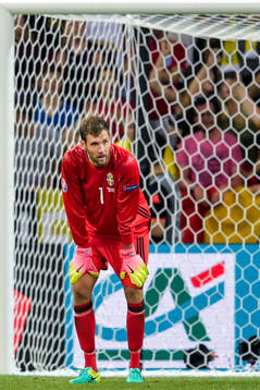 Sveriges målvakt Andreas Isaksson deppar
