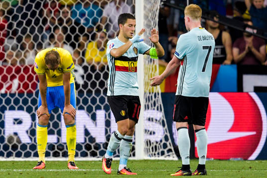 Sveriges Andreas Granqvist deppar och Belgiens Eden Hazard