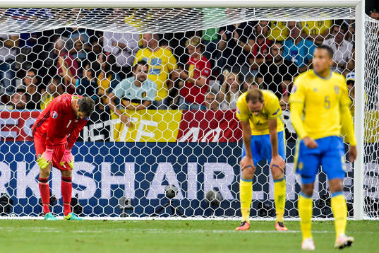 Sveriges målvakt Andreas Isaksson och Andreas Granqvist