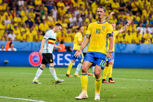 Sveriges Zlatan Ibrahimovic deppar i fotbollsmatchen mellan