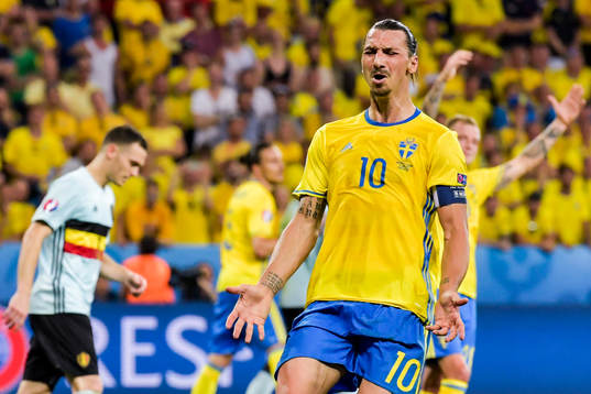 Sveriges Zlatan Ibrahimovic deppar i fotbollsmatchen mellan