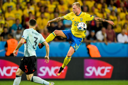 Sveriges John Guidetti och Belgiens Thomas Vermaelen i