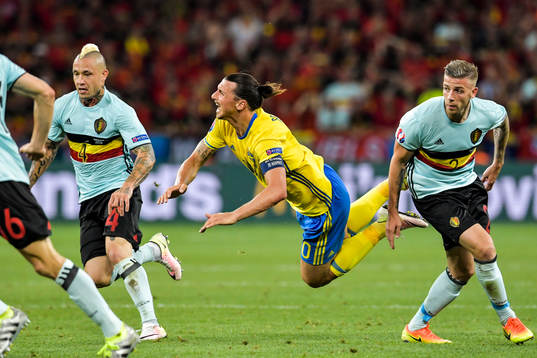 Sveriges Zlatan Ibrahimovic faller