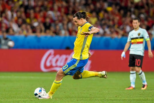 Sveriges Zlatan Ibrahimovic i fotbollsmatchen mellan