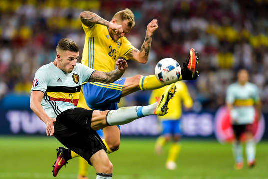 Belgiens Toby Alderweireld och Sveriges John Guidetti i