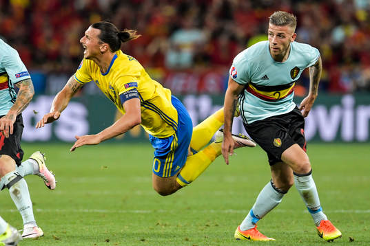 Sveriges Zlatan Ibrahimovic faller