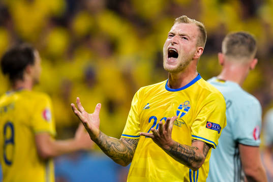 Sveriges John Guidetti reagerar i fotbollsmatchen mellan