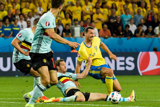 Sveriges Zlatan Ibrahimovic stoppas av Belgiens Jan