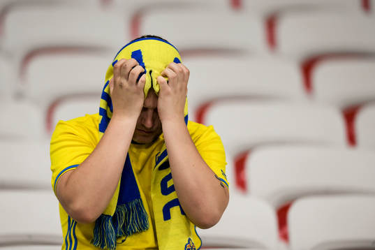 Svensk supporter deppar på läktaren