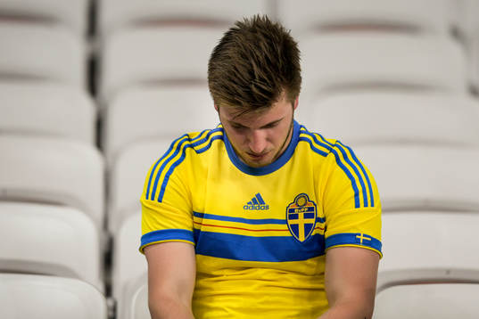 Svensk supporter deppar på läktaren