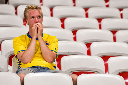 Svensk supporter deppar på läktaren