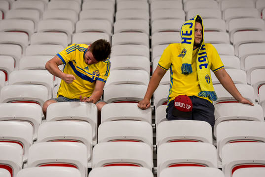 Svenska supportrar deppar på läktaren