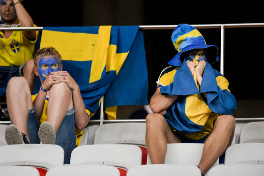 Svenska supportrar deppar på läktaren