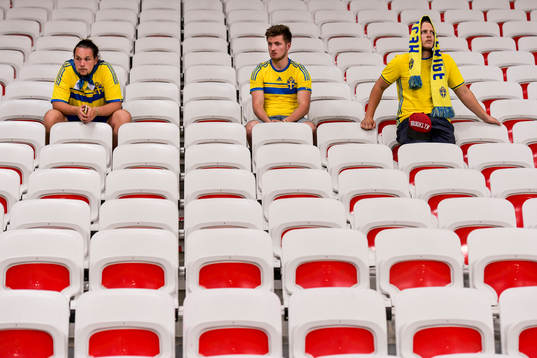 Svenska supportrar deppar på läktaren