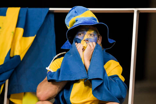 Svensk supporter deppar på läktaren