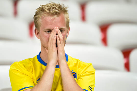 Svensk supporter deppar på läktaren