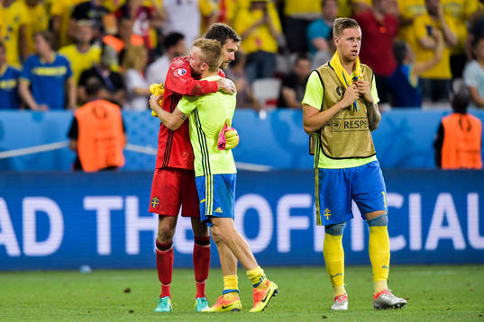 Sveriges målvakt Andreas Isaksson, Sebastian Larsson och