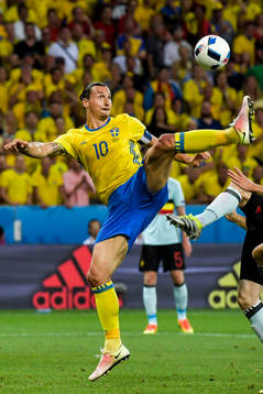 Sveriges Zlatan Ibrahimovic i fotbollsmatchen mellan