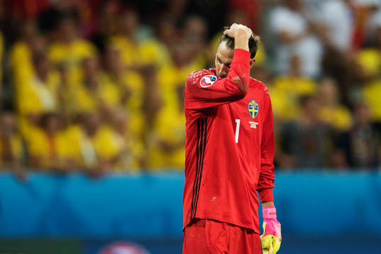 Sveriges målvakt Andreas Isaksson deppar