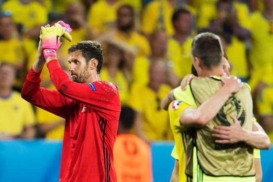 Sveriges målvakt Andreas Isaksson deppar