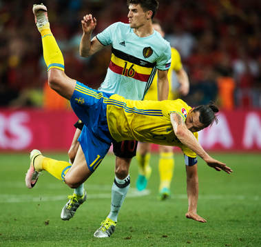 Belgiens Thomas Meunier stoppar Sveriges Zlatan Ibrahimovic