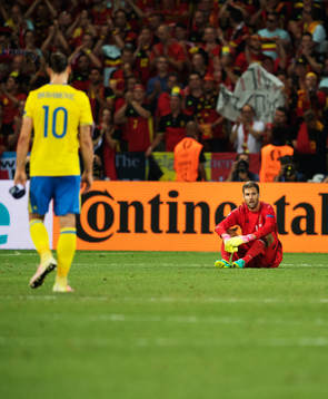 Sveriges Zlatan Ibrahimovic och målvakt Andreas Isaksson