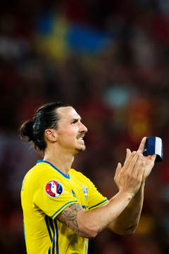 Sveriges Zlatan Ibrahimovic tackar publiken när han