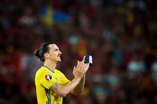 Sveriges Zlatan Ibrahimovic tackar publiken när han
