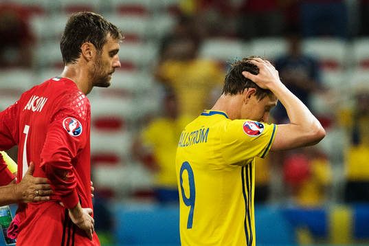 Sveriges målvakt Andreas Isaksson och Kim Källström
