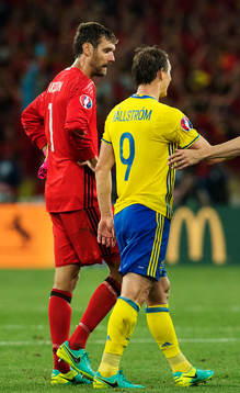 Sveriges målvakt Andreas Isaksson och Kim Källström