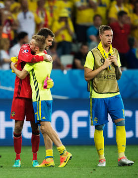 Sveriges målvakt Andreas Isaksson, Sebastian Larsson och