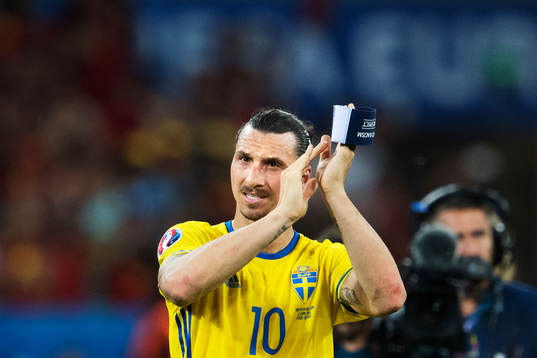 Sveriges Zlatan Ibrahimovic tackar publiken när han