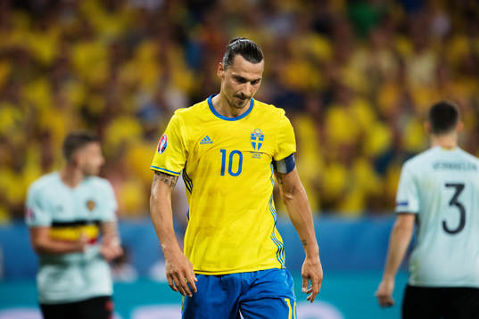 Sveriges Zlatan Ibrahimovic deppar i fotbollsmatchen mellan