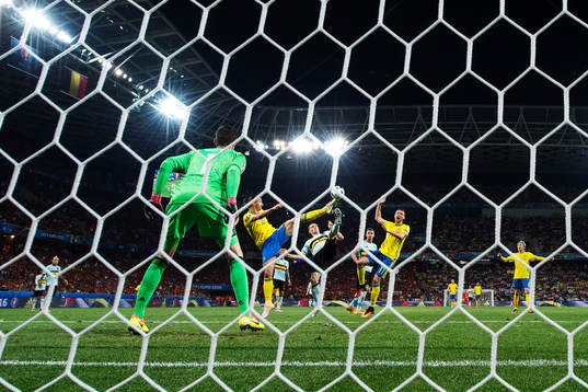 Sveriges Zlatan Ibrahimovic når bollen ovanför Belgiens