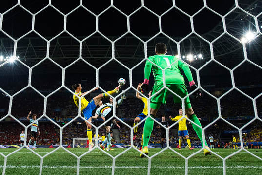 Sveriges Zlatan Ibrahimovic når bollen ovanför Belgiens