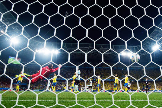 Belgiens Radja Nainggolan (ej i bild) gör 0-1 bakom