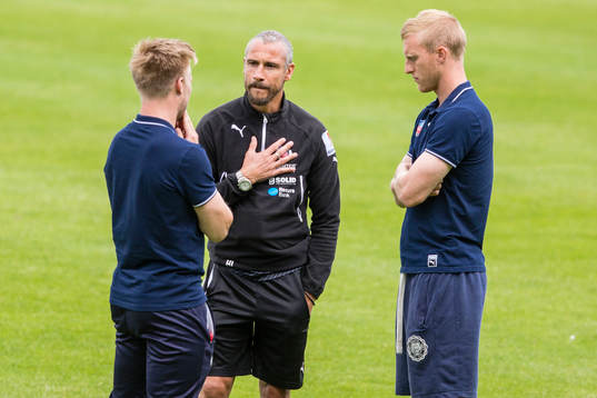 Helsingborgs manager Henrik Larsson pratar med Andreas