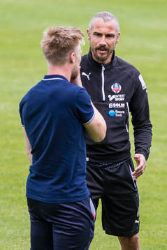 Helsingborgs manager Henrik Larsson pratar med Andreas