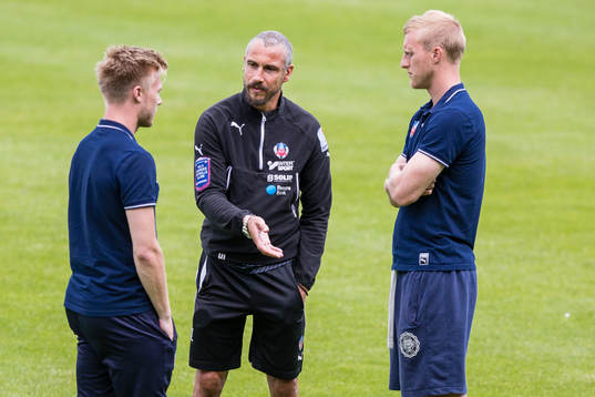 Helsingborgs manager Henrik Larsson pratar med Andreas