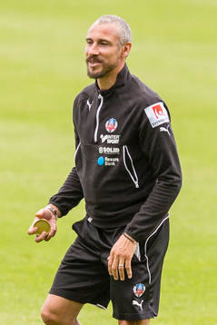 Helsingborgs manager Henrik Larsson trixar med snusdosa
